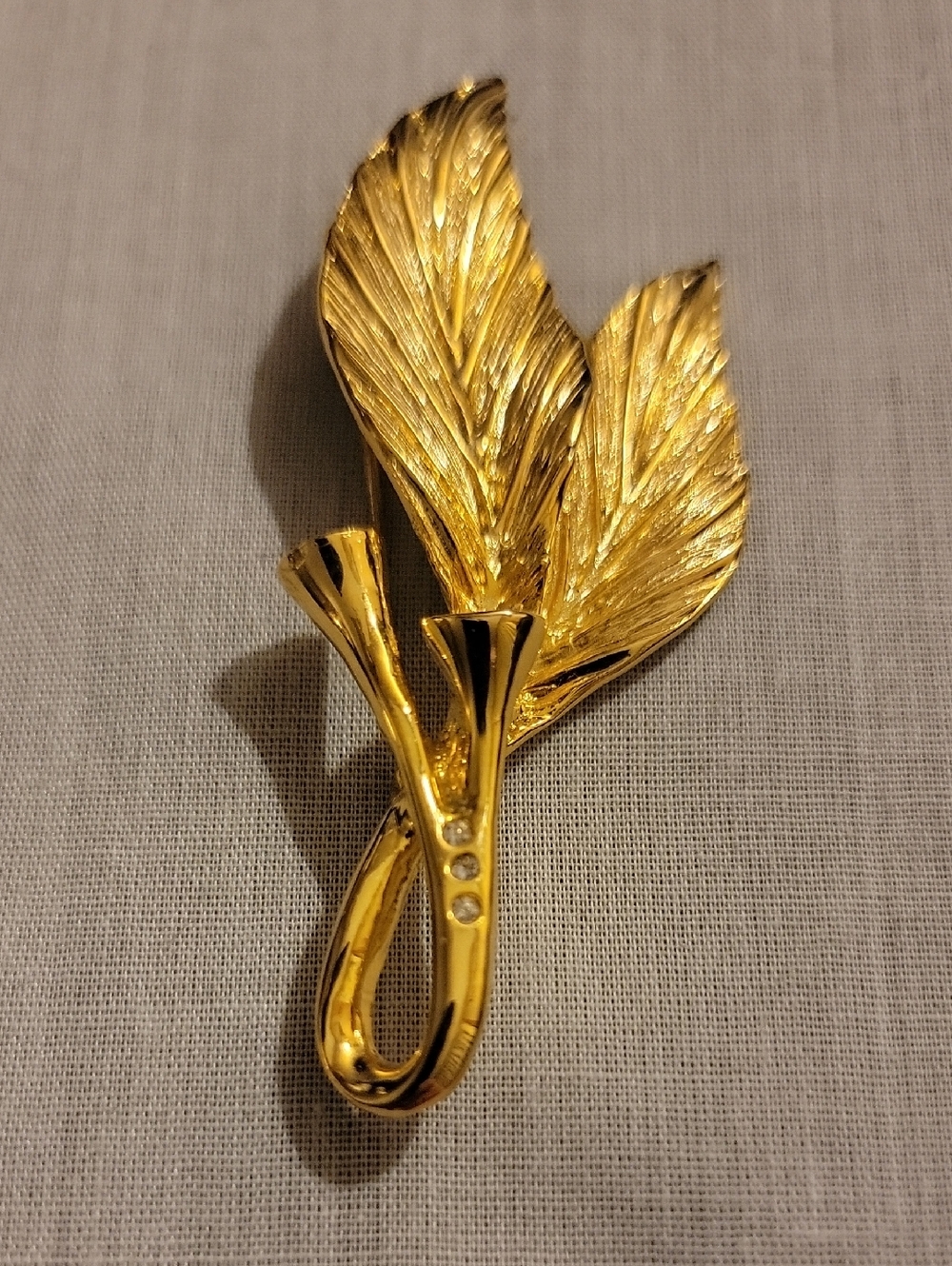 Gold Leaf Design Women's Brooch - Elegant Gold Tone